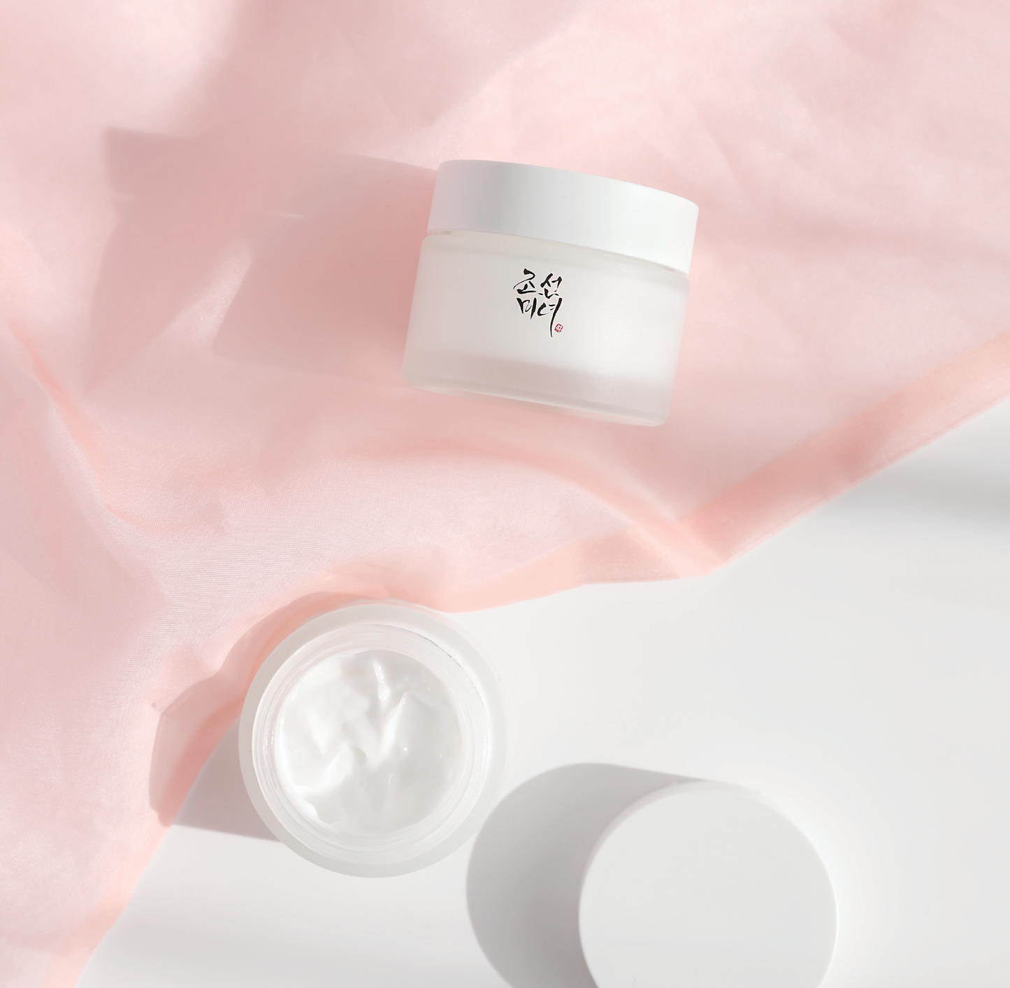 Beauty of Joseon dynasty cream is a popular korean moisturizer. Enriched with Korean ginseng and orchid extract, a creamy moisturizer that improves wrinkles and brighten skin.